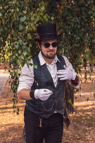 Bel Homme Dans Steampunk Vêtements Fermer — Photo