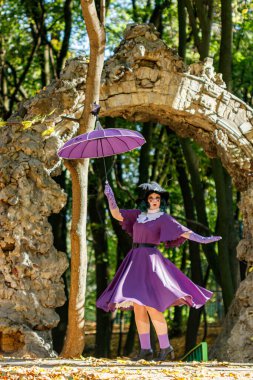 Kız Kraliçe Eclipsa Kelebek, mor elbise ve şemsiye yakın plan
