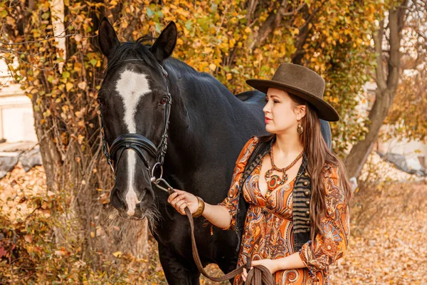 Mooi Meisje Een Vrouw Loopt Met Een Paard Herfst Weg — Stockfoto