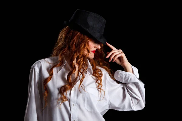 Hermosa Chica Con Pelo Rojo Una Camisa Blanca Sombrero Sobre —  Fotos de Stock