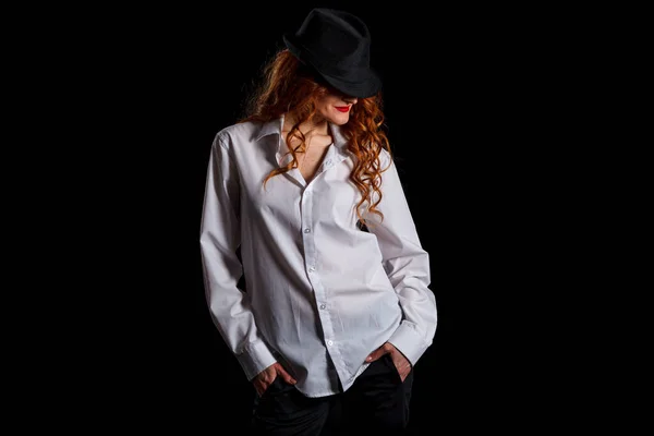 Bella Ragazza Con Capelli Rossi Una Camicia Bianca Cappello Uno — Foto Stock