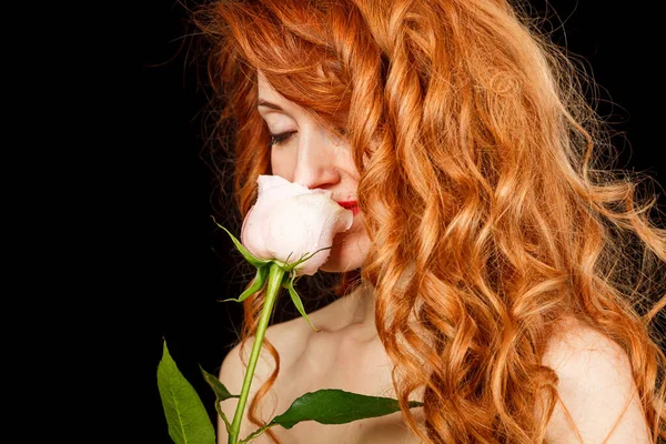 Bella Ragazza Con Capelli Rossi Abito Nero Con Una Rosa — Foto Stock