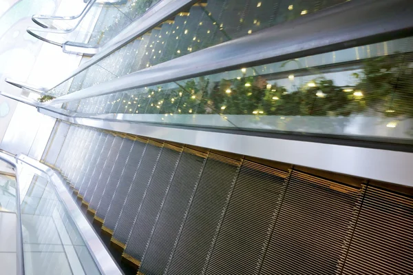 Ciudad de escaleras mecánicas automáticas convenientes — Foto de Stock