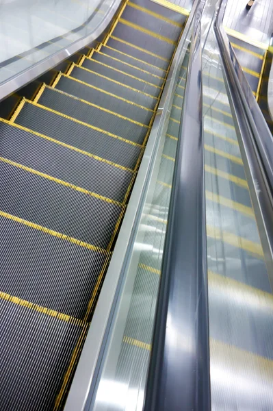 Ciudad de escaleras mecánicas automáticas convenientes —  Fotos de Stock