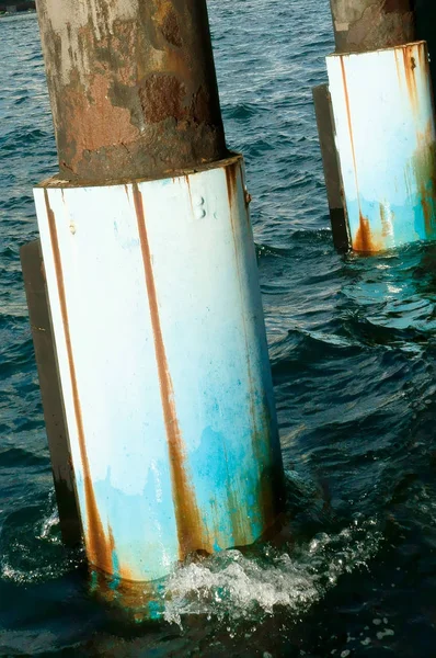 Stalowy słup na powierzchni morza — Zdjęcie stockowe