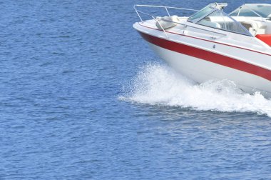 Motorlu tekne çalıştıran