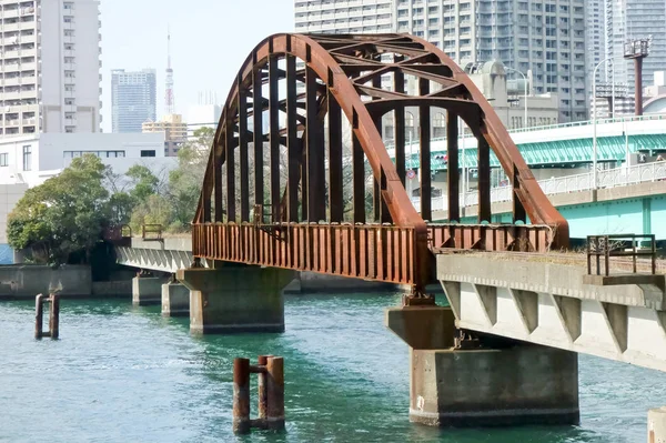 Puente de hierro no usado viejo —  Fotos de Stock