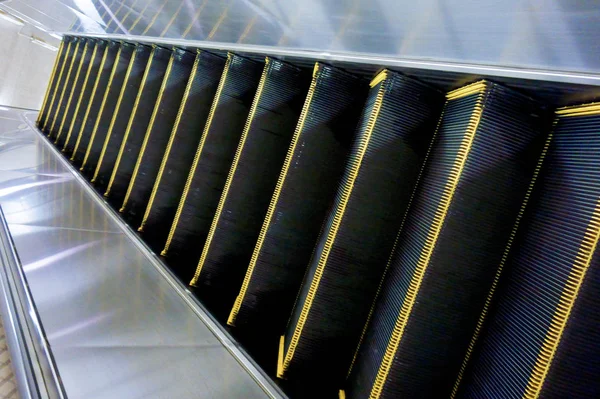 Rahat ve konforlu yürüyen merdiven