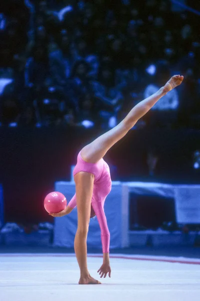 Prestaties Van Een Ritmische Ritmische Bal Van Ritmische Gymnastiek — Stockfoto