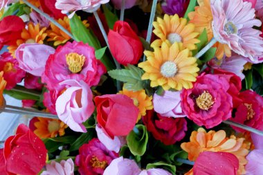 Parlak ve renkli yapay çiçekler