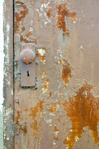 Χρώμα Έχει Αποκολληθεί Σκουριασμένα Πόρτα — Φωτογραφία Αρχείου