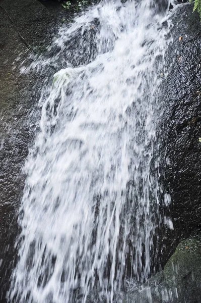 Spatten Van Krachtig Verspreide Watervallen — Stockfoto