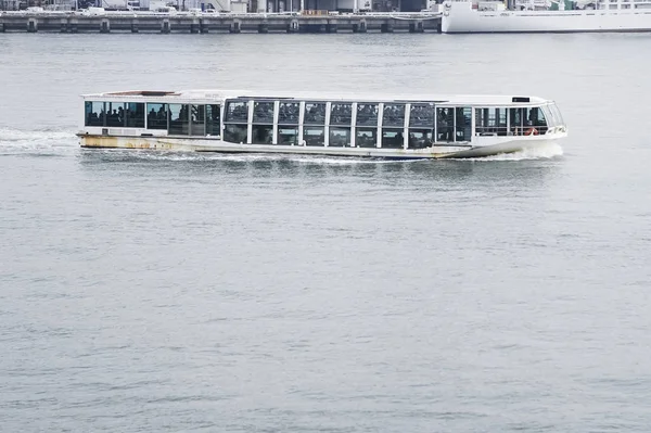 Ausflugsboot Segelt Flüssen — Stockfoto