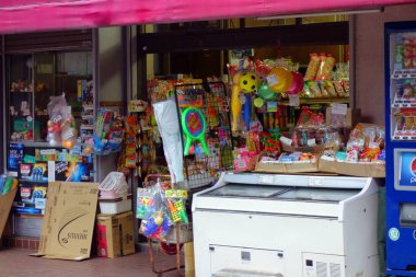 Çocuklar için geleneksel renkli şekerleme dükkanı                               