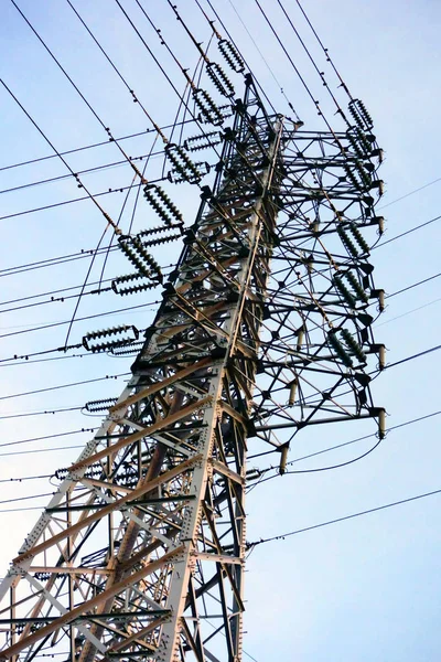 Línea Transmisión Tecnología Patrón Torre Que Brilla Cielo Azul — Foto de Stock