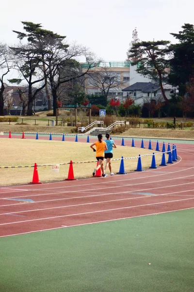 Les Coureurs Qui Courent Long Piste Stade Sportif — Photo