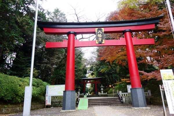 参道の大きな赤い鳥居 — ストック写真