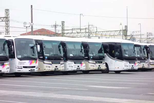 Ένα Σοφιστικέ Σχεδιασμένο Τουριστικό Λεωφορείο Περιμένει — Φωτογραφία Αρχείου