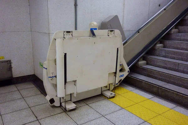 Treppensteigen Für Behinderte Auf Dem Bahnhofsgelände — Stockfoto