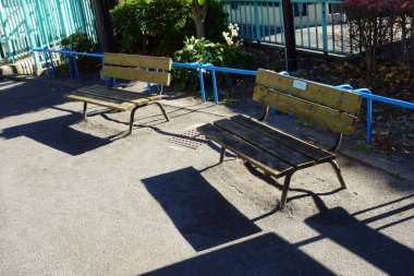 Sabahın erken saatlerinde sessiz bir parkta şezlong.