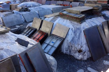 İnşaat alanlarında inşaat aletleri ve aletlerinin depolanması                               