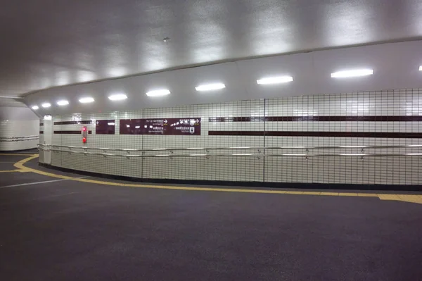 Een Rustige Onderdoorgang Ondergrondse Ruimte Voor Het Oversteken Van Snelweg — Stockfoto