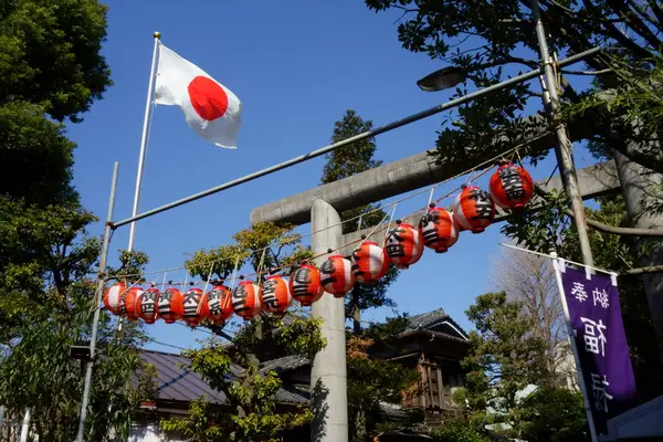 Torii Lanternes Drapeau Japonais Sur Les Lieux Sanctuaire Shintoïste Pour — Photo
