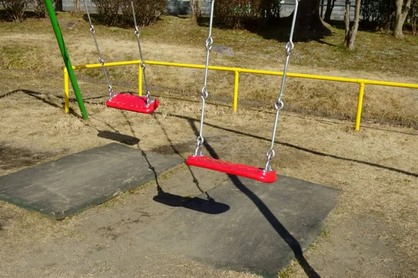 Balançoires Pour Enfants Dans Parc Avec Sièges Rouges — Photo