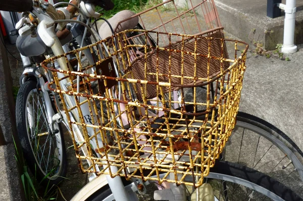 Alter Fahrradkorb Auf Der Straße Liegen Gelassen — Stockfoto