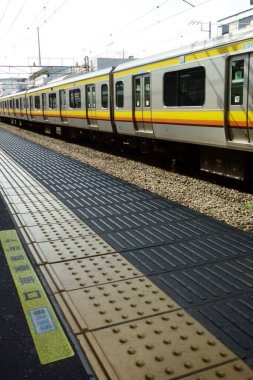 Araçların durdurulduğu bir tren istasyonundaki platform.                               