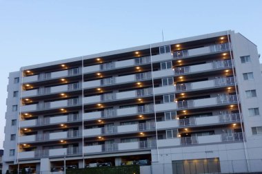 Alacakaranlık 'ta ulusal yol boyunca daireler ortaya çıktı.                               