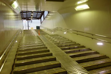 Modern tasarımla altgeçitten geçmek için merdiven rampası