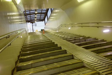 Modern tasarımla altgeçitten geçmek için merdiven rampası