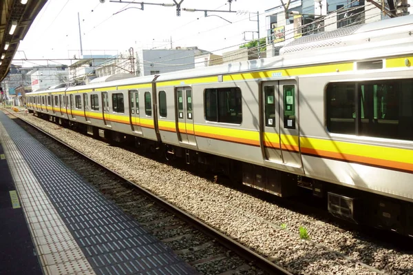 Piattaforma All Interno Una Stazione Ferroviaria Dove Vengono Fermati Veicoli — Foto Stock