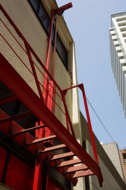 Acil durum, tahliye duvarı asma mekanizması kırmızı merdiven                               