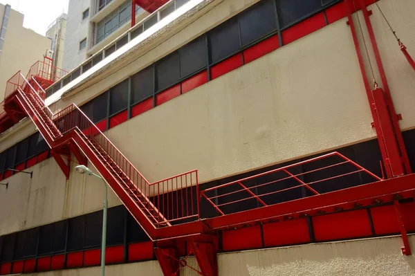 緊急避難壁吊り下げ機構赤階段 — ストック写真