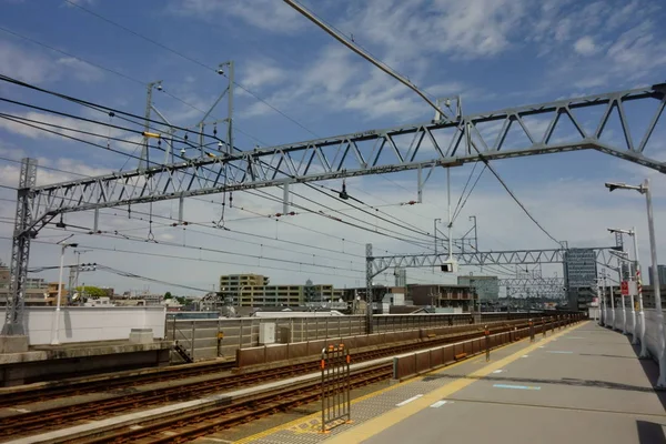 从车站内的月台上看风景如画的铁路风景 — 图库照片