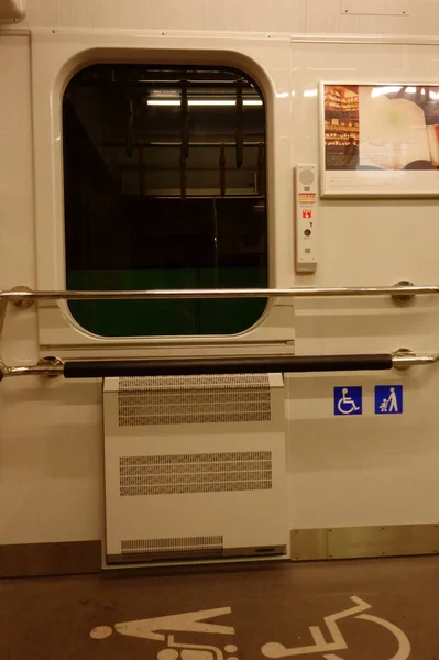 Espace Handicapé Dans Train Banlieue — Photo