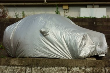 Mavi gökyüzü park alanı araba koruma çadırı
