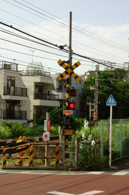 Kırmızı ışık yanıp sönen demiryolu kavşağı