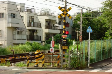 Kırmızı ışık yanıp sönen demiryolu kavşağı