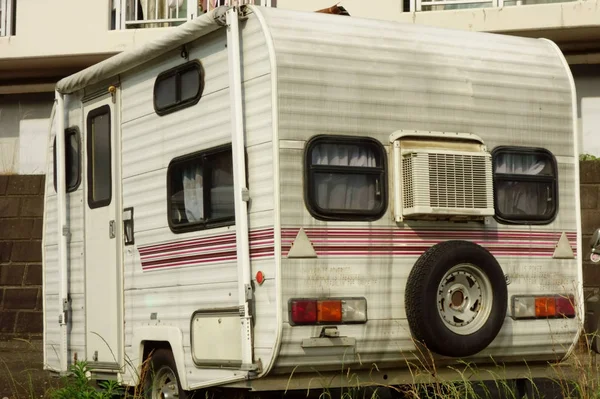 Remolque Camping Sucio Dejado Estacionamiento Durante Muchos Años —  Fotos de Stock