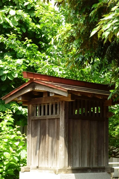 Eine Amuletthütte Einem Dicken Fensterbusch — Stockfoto