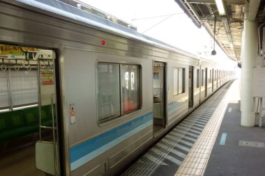 10 Haziran 2017 'de, Japonya' daki Hashimoto İstasyonu 'ndaki bir platforma transfer için bir rehber.