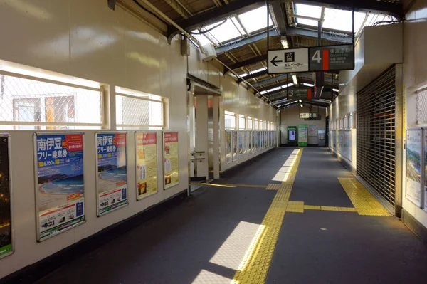 2017年6月10日 一份转移到日本小线桥本车站内平台的指南 — 图库照片