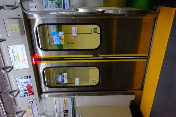 2017年6月15日日本火车站站台门和停放车辆的开放 — 图库照片
