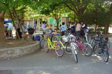 15 Haziran 2017, Kiba İstasyonu yakınlarında, Koto-ku, Tokyo, Japonya Öğleden sonra çocuk toplantılarıyla dolu bir parkta