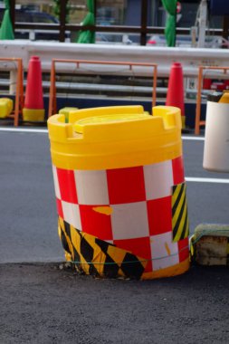 Fıçı şeklindeki şok, aynı zamanda renkli bir trafik işareti olan gevşek maddeleri emer.