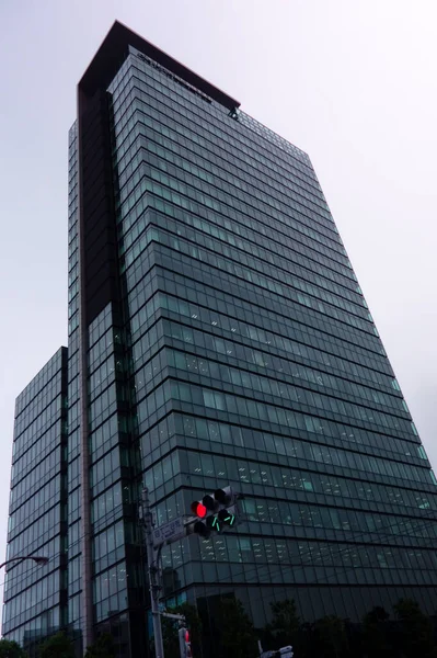 赤信号の都市超高層ビル — ストック写真