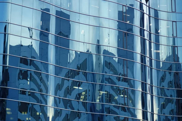 Роздуми Відображення Скляних Стінах Міських Будівель — стокове фото